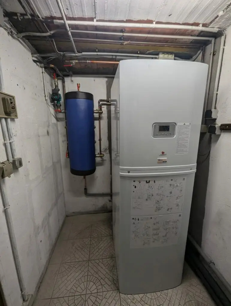 Installation d'une pompe a chaleur Geniaset max avec colonne double service (ballon de 190l)
