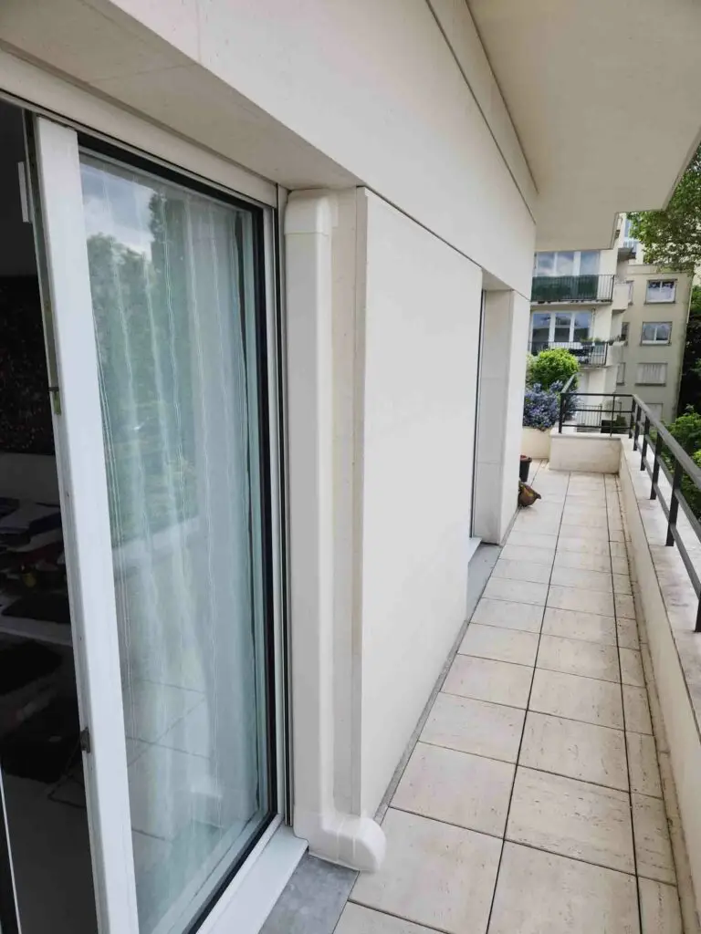 Passage discret d'une goulotte pour la pose d'une climmatisation